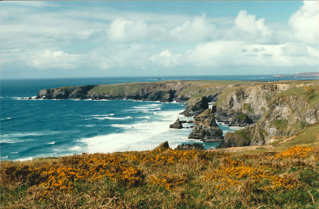 Featured image for Porthcothan & Bedruthan Steps - An Iconic Coastal Loop